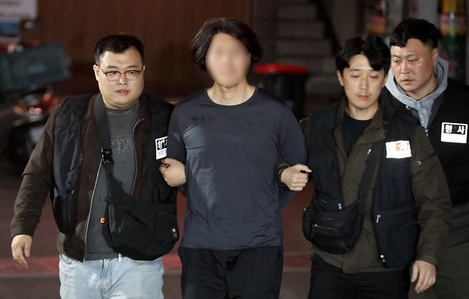 부산의 한 아파트에서 항공사 기장을 흉기로 살해한 혐의를 받는 50대 피의자 A씨가 지난 17일 오후 부산진경찰서로 압송되고 있다. /사진=뉴스1