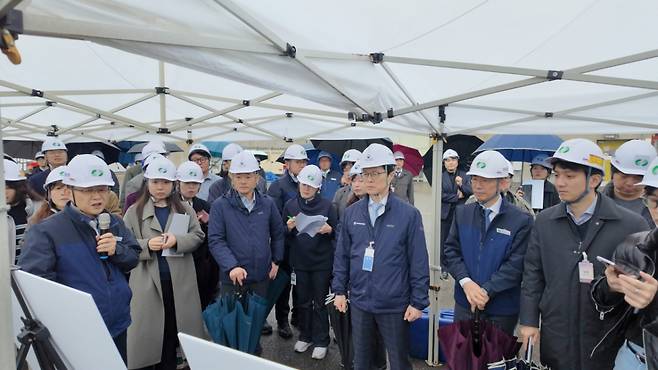 최원호 원자력안전위원회 위원장이 18일 부산 기장군에 위치한 고리원자력발전소를 찾아 재가동 앞둔 고리 2호기 현장을 점검하고 있다. /사진=원자력안전위원회