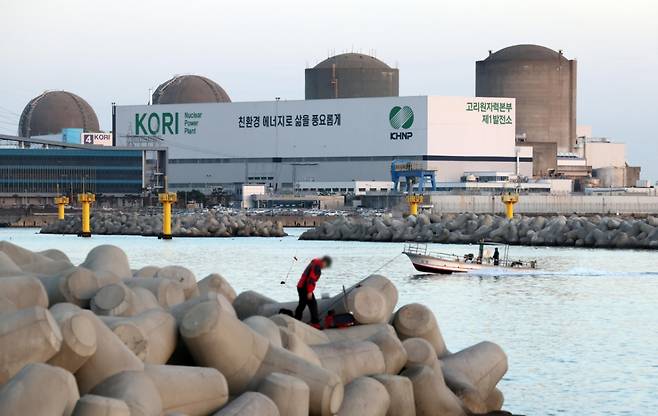 지난해 11월 13일 오후 부산 기장군의 한 마을에서 바라본 고리원전 2호기(오른쪽 두번째)와 영구 정지 8년 만인 지난 6월 해체가 결정된 고리원전 1호기(맨 오른쪽) 모습. /사진=뉴시스