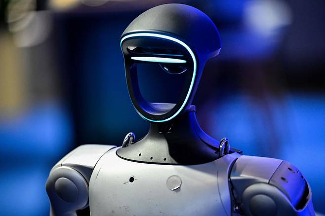 (상하이 AFP=뉴스1)  = 18일 상하이 신국제엑스포센터에서 열린 모바일 월드 콩그레스(MWC 2026)에서 리모컨으로 조종하는 로봇이 모습을 드러내고 있다. 2025.6.18