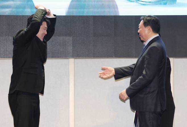 2026 동계올림픽 메달리스트 김상겸이 19일 오전 서울 송파구 시그니엘 서울에서 열린 2026 동계올림픽 대한민국 스키·스노보드 국가대표 선수단 격려 행사에서 신동빈 롯데그룹 회장에게 하트를 그려보였다. /사진=뉴시스