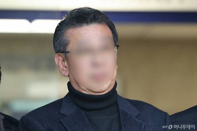 중증 발달장애인 거주 시설 '색동원' 내 입소자들을 성적으로 학대한 의혹을 받는 원장 김 모씨가 19일 서울 서초구 중앙지방법원에서 구속 전 피의자 심문(영장실질심사)을 마친 뒤 구치소로 이동하고 있다./사진=뉴스1