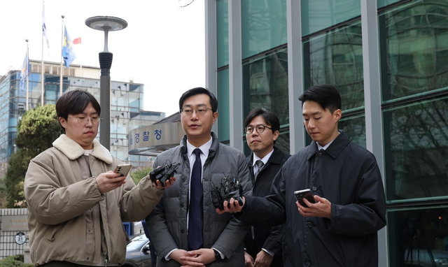 장경태 더불어민주당 의원이 19일 서울 종로구 서울경찰청에서 열린 자신의 성추행 의혹 사건 관련 수사심의위원회에 앞서 입장을 밝히고 있다.