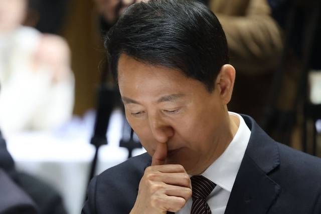 오세훈 서울시장이 16일 서울 중구 서울시청에서 열린 강북횡단 지하도시고속도로 건설 민-관-학 정책협의회 발족식에서 얼굴을 만지고 있다. 뉴시스