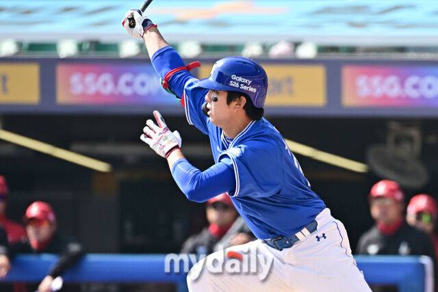 17일 인천 SSG랜더스필드에서 열린 '2026 신한 SOL BANK KBO리그' SSG 랜더스와 삼성 라이온즈 시범경기. 삼성 김영웅이 6회초 2사에 타격하고 있다./마이데일리