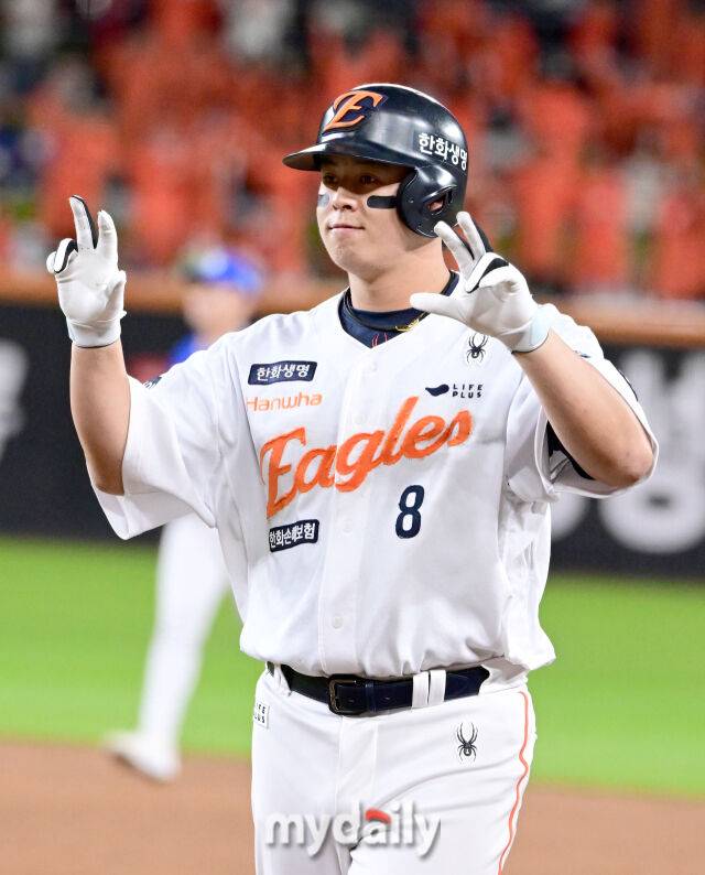 2025년 10월 24일 오후 대전한화생명볼파크에서 열린 '2025 신한 SOL BANK KBO 포스트 시즌' 삼성 라이온즈와 한화 이글스의 플레이오프(PO) 5차전 경기. 한화 노시환이 3회말 1사 2루서 안타를 친 뒤 기뻐하고 있다./마이데일리