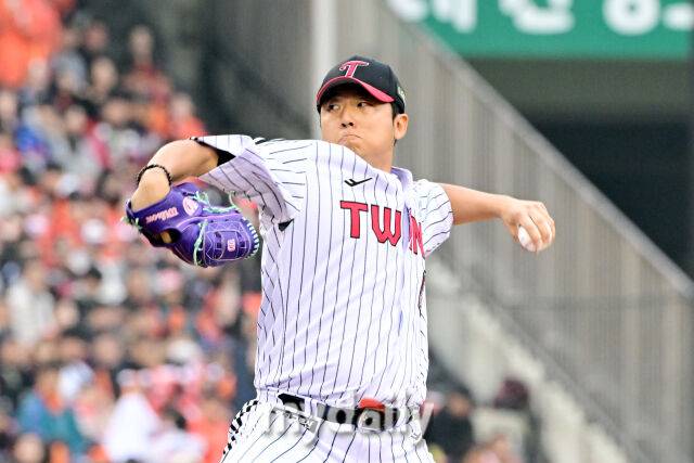 26일 오후 서울 잠실야구장에서 진행된 '2025 신한 SOL Bank KBO 한국시리즈 1차전' 한화 이글스와 LG 트윈스의 경기.LG 송승기가 구원 등판해 역투를 펼치고 있다./마이데일리