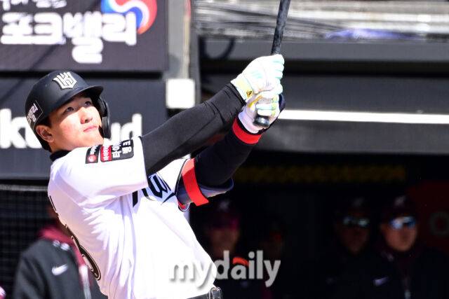 KT 안현민이 19일 오후 경기도 수원KT위즈파크에서 진행된 ‘2026 신한 SOL KBO리그’ 키움-KT의 시범경기에서 큼직한 타구를 때리고 있다. 안현민은 1회말 선제 솔로 홈런을 때렸다./수원=곽경훈 기자