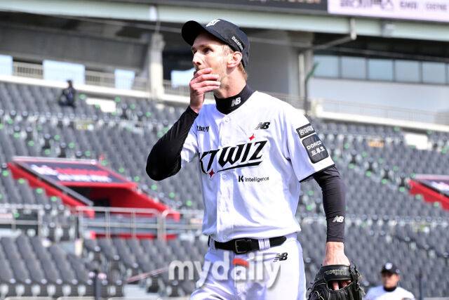 KT 선발 보쉴리가 19일 오후 경기도 수원KT위즈파크에서 진행된 ‘2026 신한 SOL KBO리그’ 키움-KT의 시범경기에서 5이닝을 마친 뒤 더그아웃으로 향하고 있다./수원=곽경훈 기자