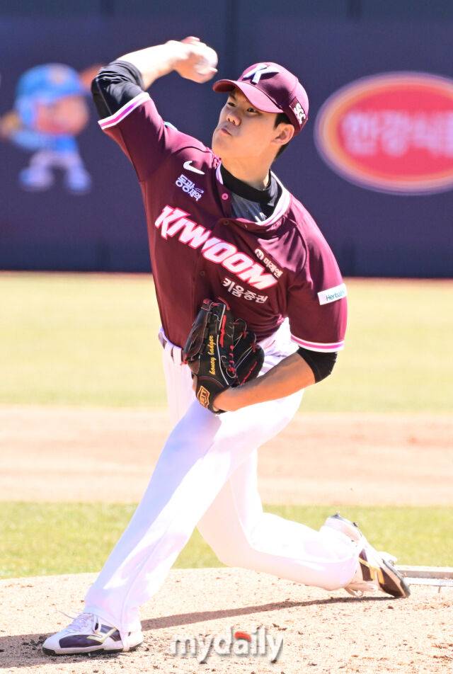 키움 선발 김윤하가 19일 오후 경기도 수원KT위즈파크에서 진행된 ‘2026 신한 SOL KBO리그’ 키움-KT의 시범경기에서 역투를 펼치고 있다./수원=곽경훈 기자