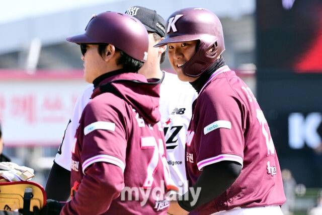 키움 김건희가 19일 오후 경기도 수원KT위즈파크에서 진행된 ‘2026 신한 SOL KBO리그’ 키움-KT의 시범경기 5회초 안타를 때린 뒤 미소를 짓고 있다./수원=곽경훈 기자