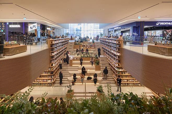 스타필드 빌리지 운정 센트럴 1층 ~2층 ‘북스테어’ 전경 [신세계프라퍼티 제공]