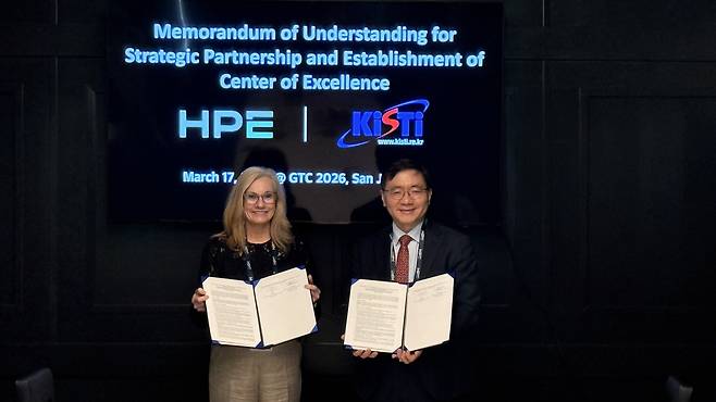 이식 KISTI 원장과 트리시 댐크로거 HPE HPC·AI 인프라 솔루션 담당 수석 부사장 겸 총괄이 업무협약서를 들어보이고 있다.[KISTI 제공]