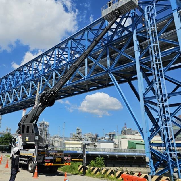 여수국가산업단지 내 통합파이프랙에 대한 구조 안전진단이 실시되고 있다.  [한국산업단지공단 제공]