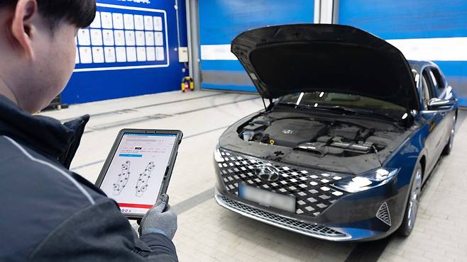 리본카 직원이 차량을 점검하고 있다. [리본카 제공]