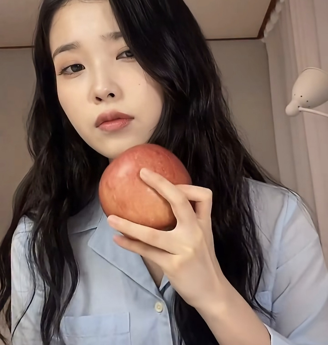 인공지능(AI) 페이스 스왑 기술로 가수 아이유의 얼굴을 합성한 게시물 [(@ubcaiman)]