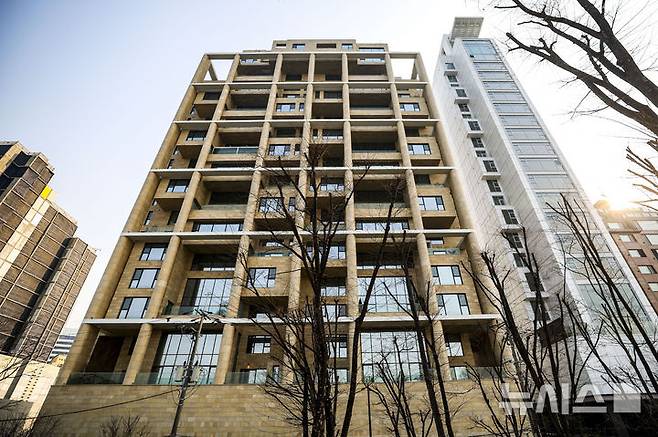 [서울=뉴시스] 정병혁 기자 = 올해 전국에서 가장 비싼 공동주택은 서울 강남구 청담동에 위치한 '에테르노청담'으로 나타났다. 공시가격이 325억원을 넘어서며 압도적인 1위를 기록했다. 국토교통부가 발표한 2026년 공동주택 공시가격(안)에 따르면 전국 공동주택 1585만가구 중 공시가격 상위 1위 단지는 강남구 청담동 '에테르노청담(전용면적 464.11㎡)'으로 올해 공시가격 325억7000만원을 기록했다. 작년 200억6000만원에서 125억1000만원 상승한 금액이다. 사진은 17일 서울 강남구 에테르노 청담. 2026.03.17. jhope@newsis.com