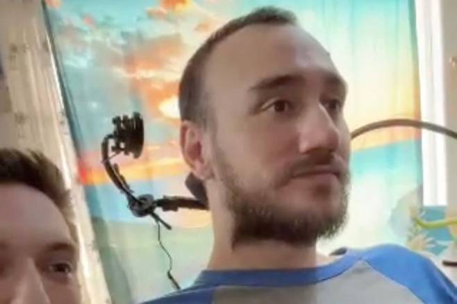 [서울=뉴시스]일론 머스크가 설립하 뉴럴링크사가 20일(현지시각) 두뇌에 칩을 이식한 전신마비 환자가 컴퓨터 스크린에서 커서를 옮기는 장면을 공개했다.(출처=뉴럴링크 홈페이지) 2024.3.21. *재판매 및 DB 금지