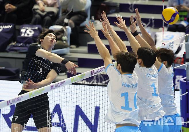 [인천=뉴시스] 홍효식 기자 = 16일 오후 인천 계양체육관에서 열린 2025-2026 V-리그 남자부 3라운드 대한항공과 현대캐피탈의 경기, 현대캐피탈 허수봉이 공격하고 있다. 2025.12.16. yesphoto@newsis.com