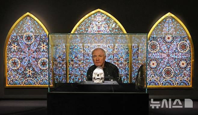[서울=뉴시스] 박진희 기자 = 영국 시각미술가 데이미언 허스트(Damien Hirst)가 18일 서울 종로구 국립현대미술관에서 아시아 최초 대규모 개인전 ‘진실은 없어 그러나 모든 것은 가능하지’ 기자간담회 깆고 작품 '신의 사랑을 위하여'(앞)와 '신의 무한한 권능과 영광을 묵상하며' 앞에서 포즈를 취하고 있다. 2026.03.18. pak7130@newsis.com