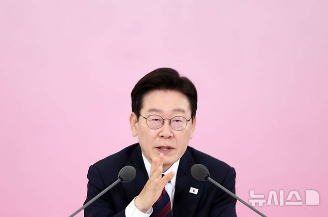 [서울=뉴시스] 최동준 기자 = 이재명 대통령이 19일 청와대에서 열린 '새 정부 경사노위 제1기 출범을 맞이하여 대통령과 함께하는 노동정책 토론회'에서 발언하고 있다. (청와대통신사진기자단) 2026.03.19. photocdj@newsis.com