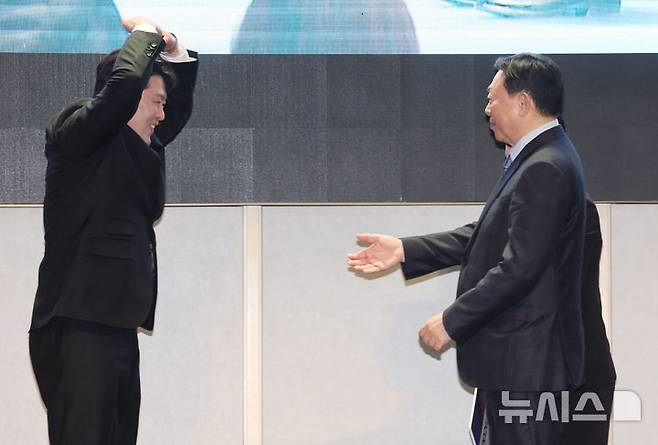 [서울=뉴시스] 배훈식 기자 = 2026 동계올림픽 메달리스트 김상겸이 19일 오전 서울 송파구 시그니엘 서울에서 열린 2026 동계올림픽 대한민국 스키·스노보드 국가대표 선수단 격려 행사에서 신동빈 롯데그룹 회장에게 하트를 날리고 있다. 2026.03.19. dahora83@newsis.com