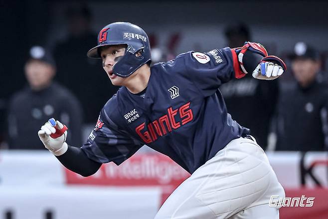 [서울=뉴시스] 프로야구 롯데 자이언츠 윤동희가 10일 수원KT위즈파크에서 열린 2025 신한 쏠뱅크 KBO리그 KT 위즈와의 경기에서 안타를 치고 베이스를 돌고 있다. (사진=롯데 자이언츠 제공) 2025.05.10. *재판매 및 DB 금지