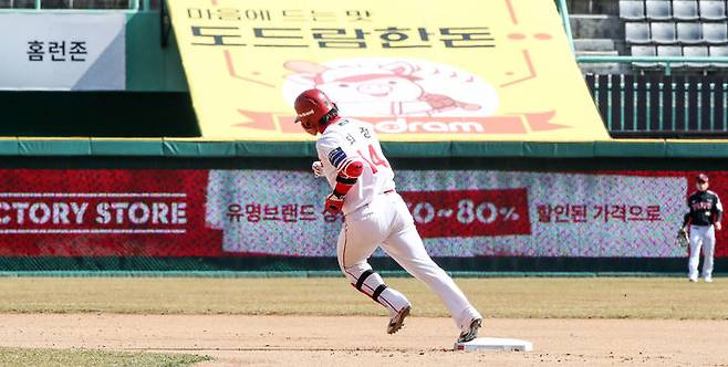 [서울=뉴시스] 프로야구 SSG 랜더스 최정이 19일 인천 SSG랜더스필드에서 열린 2026 신한 쏠 KBO리그 시범경기 LG 트윈스전 4회 홈런을 친 뒤 베이스를 돌고 있다. (사진=SSG 랜더스 제공) 2026.03.19. *재판매 및 DB 금지