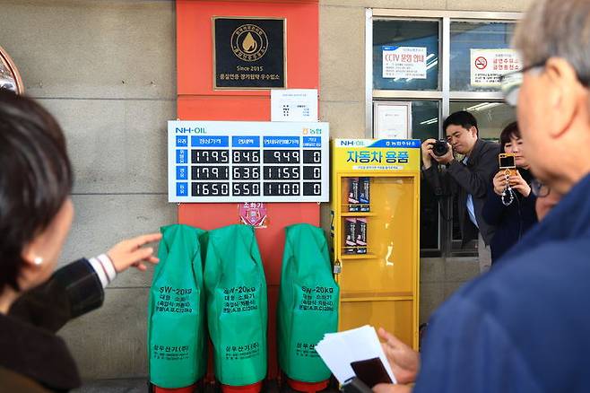 [평택=뉴시스] 송미령 농림축산식품부 장관은 19일 경기 평택시 인근 농협 알뜰주유소와 시설채소 재배 현장을 찾아 면세유 공급 상황을 점검했다. (사진 = 농식품부 제공) 2026.03.19.