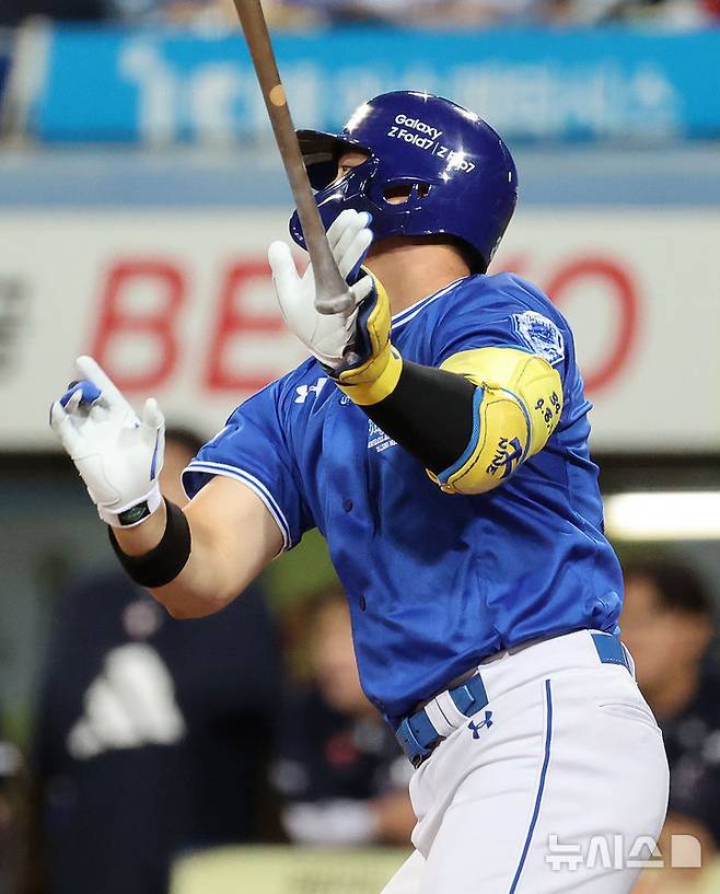 [대구=뉴시스] 이무열 기자 = 23일 대구 수성구 삼성라이온즈파크에서 열린 2025 신한 SOL 뱅크 KBO 리그 두산 베어스와 삼성 라이온즈의 경기, 7회말 1사 주자 만루 상황에서 삼성 전병우가 2타점 적시타를 치고 있다. 2025.09.23. lmy@newsis.com