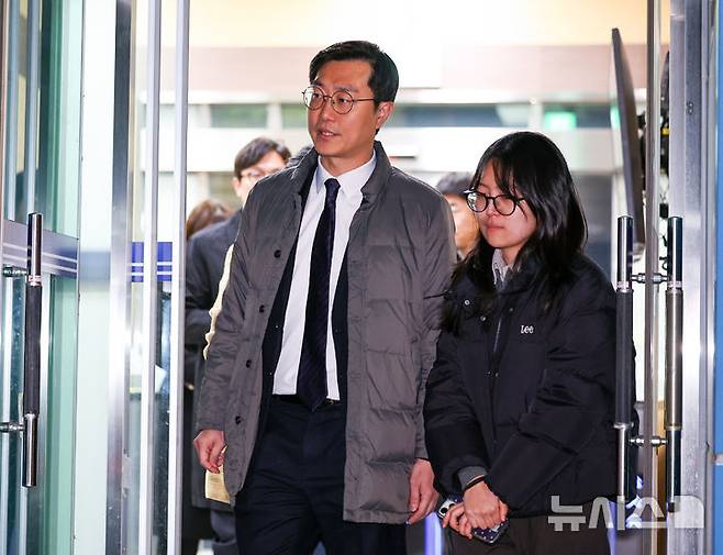 [서울=뉴시스] 최진석 기자 = 장경태 더불어민주당 의원이 19일 서울 종로구 서울경찰청에서 열린 성추행 의혹 사건과 관련 경찰 수사심의위원회(수사심의위) 출석을 마친 후 차량으로 이동하고 있다. 2026.03.19. myjs@newsis.com