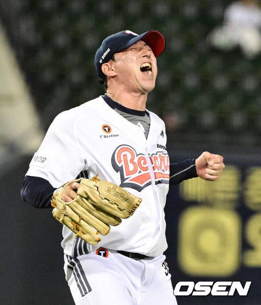 [OSEN=잠실, 지형준 기자] 12일 서울 잠실구장에서 ‘2025 신한 SOL Bank KBO리그’ 두산 베어스와 NC 다이노스의 경기가 열렸다.두산은 콜어빈, NC는 김녹원이 선발로 나섰다.6회초 2사 3루에서 두산 고효준이 NC 박민우를 삼진 처리하며 포효하고 있다. 2025.08.12 / jpnews@osen.co.kr