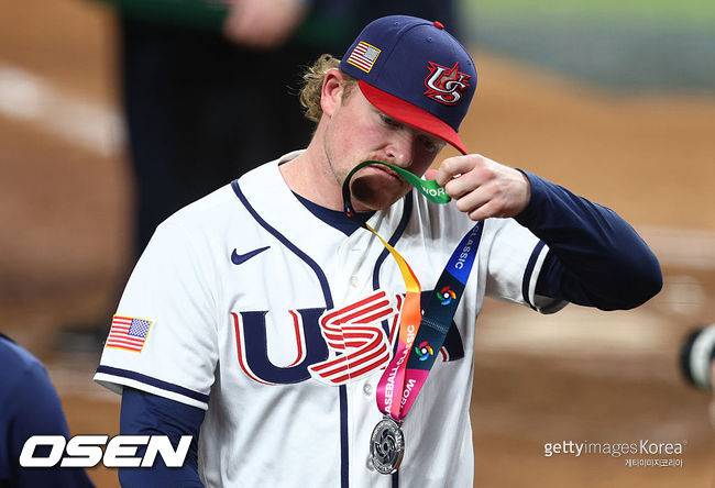 [사진] WBC 은메달을 받은 미국 대표팀 로건 웹이 아쉬워하고 있다. ⓒGettyimages(무단전재 및 재배포 금지)