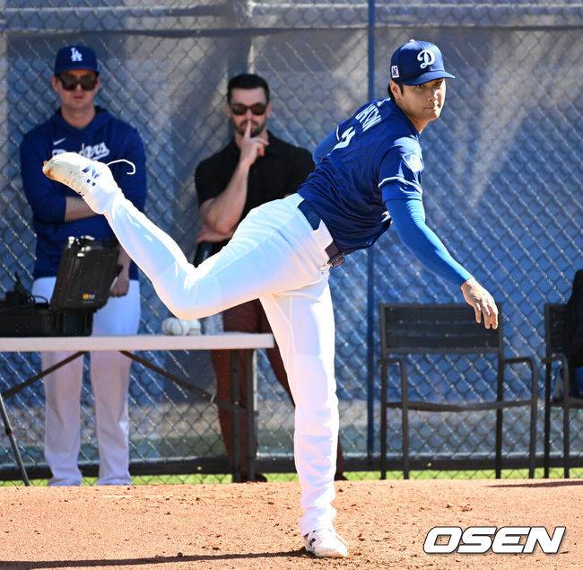 [OSEN=애리조나(미국), 이대선 기자] 26일(한국시간) 미국 애리조나주 글렌데일 캐멀백 랜치에서 2025 메이저리그 시범경기 LA 다저스와 시애틀 매리너스의 경기가 열렸다.김혜성은 다저스와 최대 3+2년 2200만 달러(약 320억원) 계약에 합의하며 메이저리그 진출에 성공했다.LA 다저스 오타니 쇼헤이가 불펜 피칭 중 데이터를 확인하고 있다. 2025.02.26 / sunday@osen.co.kr