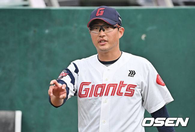 [OSEN=부산, 이석우 기자] 15일 부산 사직야구장에서 2026 신한 SOL KBO 리그 롯데 자이언츠와 LG 트윈스의 시범경기가 열린다. 지난 12일 시작된 시범경기는 24일까지 진행되며, 각 팀이 12경기씩 총 60경기가 펼쳐진다.롯데 자이언츠 박세웅이 불펜 투구를 하고 있다. 2026.03.15 / foto0307@osen.co.kr
