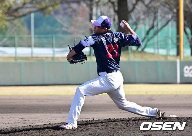 [OSEN=미야자키(일본), 지형준 기자] 3일 일본 미야자키현 아야초 니시키바루 야구장에서 SSG 랜더스와 롯데 자이언츠의 연습경기가 열렸다.전날 두 팀의 경기는 우천으로 취소됐다. 이날 SSG는 베니지아노, 롯데는 나균안을 선발로 내세웠다.5회말 롯데 박세웅이 역투하고 있다. 2026.03.03 /jpnews@osen.co.kr