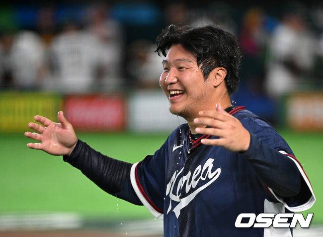 [OSEN=도쿄(일본), 손용호 기자] 도쿄의 기적이 나왔다. 한국 WBC 대표팀이 17년 만에 1라운드를 통과했다.&nbsp;한국은 9일 일본 도쿄돔에서 열린 ‘2026 월드베이스볼클래식(WBC)’ 1라운드 C조 호주와의 경기에서 로 승리를 거뒀다. 이로써 한국은 조별라운드 2승2패를 기록하면서 호주, 대만 등을 최소실점률로 제치면서 2009년 이후 17년 만에 1라운드를 통과했다. 이제 한국은 마이애미행 전세기를 탄다.경기 종료 후 한국 문보경이 동료들과 승리의 기쁨을 나누고 있다. 2026.03.09&nbsp;/spjj@osen.co.kr