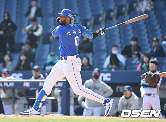 [OSEN=창원, 이석우 기자] 19일 창원NC파크에서 2026 신한 SOL KBO 리그 시범경기 NC 다이노스와 삼성 라이온즈의 경기가 열렸다. 홈팀 NC는 토다가, 방문팀 삼성은 이승현이 선발 출전했다. 삼성 라이온즈 디아즈가 6회초 1사 1루 좌익수 왼쪽 1타점 2루타를 치고 있다. 2026.03.19 / foto0307@osen.co.kr