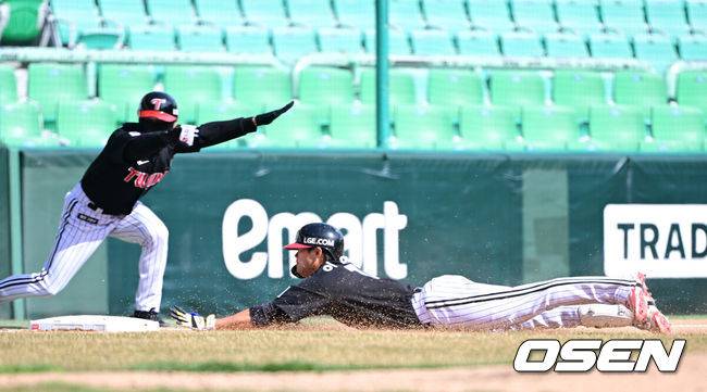 [OSEN=인천, 최규한 기자] 19일 인천 SSG랜더스필드에서 ‘2026 신한 SOL KBO리그’ 시범경기 SSG 랜더스와 LG 트윈스 경기가 열렸다.홈팀 SSG는 타케다 쇼타, 방문팀 LG는 송승기를 선발로 내세웠다.6회초 1사 2, 3루 상황 LG 이영빈이 달아나는 오른쪽 2타점 3루타를 날리고 3루에 슬라이딩 해 세이프되고 있다. 2026.03.19 / dreamer@osen.co.kr