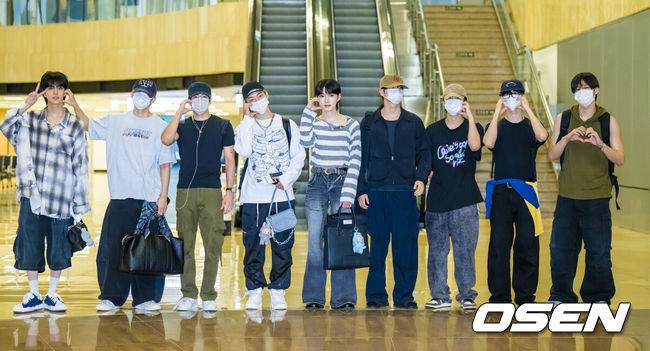 [OSEN=김포공항, 박준형 기자] 그룹 더보이즈(THE BOYZ)가 5일 오후 김포국제공항 통해 '쇼! 음악중심 in JAPAN' 일정차 일본 도쿄로 출국했다.‘2025 쇼! 음악중심 in JAPAN’은 7월 5일, 6일 양일간 일본 베루나 돔에서 열린다.더보이즈가 출국 앞서 포즈를 취하고 있다.   2025.07.05 / soul1014@osen.co.kr
