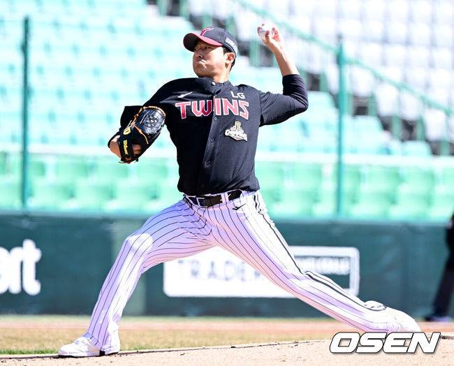 [OSEN=인천, 최규한 기자] 19일 인천 SSG랜더스필드에서 ‘2026 신한 SOL KBO리그’ 시범경기 SSG 랜더스와 LG 트윈스 경기가 열렸다.홈팀 SSG는 타케다 쇼타, 방문팀 LG는 송승기를 선발로 내세웠다.1회말 LG 선발 송승기가 힘차게 공을 뿌리고 있다. 2026.03.19 / dreamer@osen.co.kr