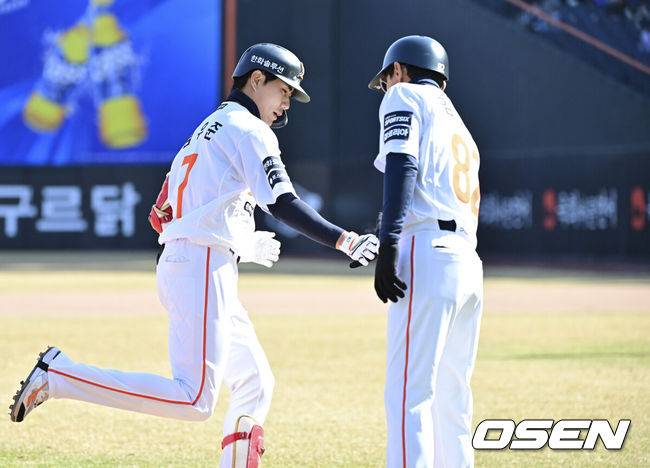[OSEN=대전, 박준형 기자] 19일 오후 대전 한화생명볼파크에서 2026 신한 SOL KBO 리그 시범경기 한화 이글스와 KIA 타이거즈의 경기를 진행됐다.한화와 KIA는 시범경기에서 각각 2승 4패, 2승 1무 3패를 기록 중이다.7회말 1사 한화 심우준이 동점 솔로포를 날리고 베이스를 돌고 있다.     2026.03.19 / soul1014@osen.co.kr