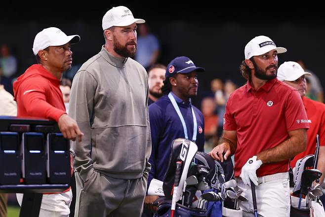 TGL 경기 중인 타이거 우즈(왼쪽). TGL