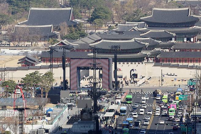 방탄소년단(BTS)의 컴백 공연을 앞둔 19일 서울 종로구 광화문 광장에서 무대 준비가 진행되고 있다. 뉴시스