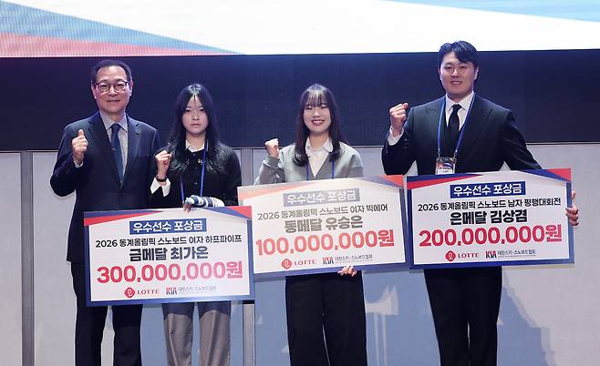 최홍훈 대한스키스노보드협회장(맨 왼쪽)이 19일 서울 송파구 시그니엘 서울에서 열린 2026 밀라노·코르티나담페초 동계올림픽 스키·스노보드 국가대표 격려행사에서 한국 설상 종목 최초로 금메달을 목에 건 최가온, 스노보드 남자 평행대회전 은메달을 획득한 김상겸, 스노보드 여자 빅에어 동메달을 딴 유승은에게 우수선수 포상금을 전달 한 뒤 기념촬영을 하고 있다. 뉴스1