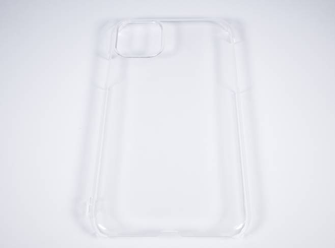투명 스마트폰 케이스 모습. 일부 제품은 변색을 줄이기 위한 기능이 적용되지만, 햇빛과 열, 공기에 반복적으로 노출되면 색 변화가 나타날 수 있다. 사진=게티이미지뱅크