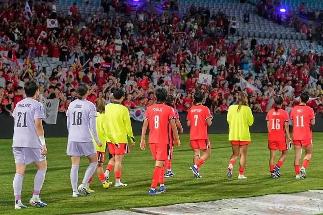 여자축구, 일본에 1-4 패배…결승 진출 좌절 - 대한민국 여자축구 대표팀 선수들이 18일(현지 시간) 호주 시드니 스타디움 오스트레일리아에서 열린 2026 아시아축구연맹(AFC) 여자 아시안컵 준결승에서 일본에 패한 후 응원석으로 향하고 있다. 한국이 1-4로 패하면서 결승에 오르지 못했다. 2026.03.18. AP 뉴시스