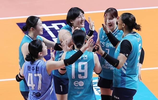프로배구 여자부 GS칼텍스 선수들이 18일 서울 장충체육관에서 열린 현대건설과의 경기에서 득점한 뒤 기뻐하고 있다. 뉴시스