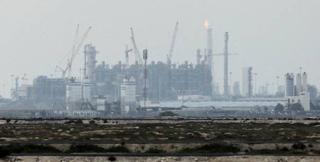 카타르 라스라판 산업단지에 위치한 액화천연가스(LNG) 생산 시설 전경. 중동 전쟁 확산 속에 걸프 에너지 인프라가 주요 타격 대상으로 부상하고 있다. 로이터 연합뉴스