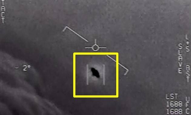 미국 해군 소속 FA 18 슈퍼 호넷의 조종사가 상공에서 찍은 미확인 비행물체(UFO) 모습. 미 국방부 영상 캡쳐